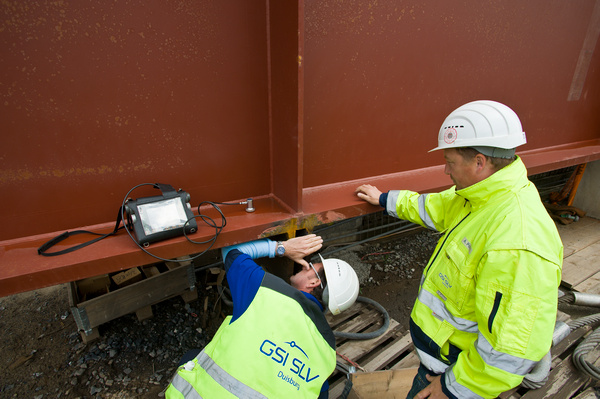 Arbeiter der GSI führen Verfahrensprüfung an einem Kessel durch